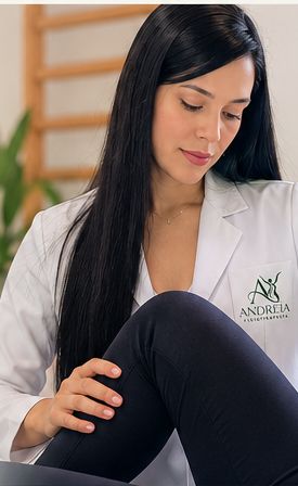 Profissional de fisioterapia em ambiente clínico acolhedor
